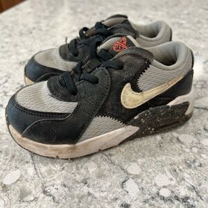 Nike Kids Black and Gray Sneakers with Cream Accents